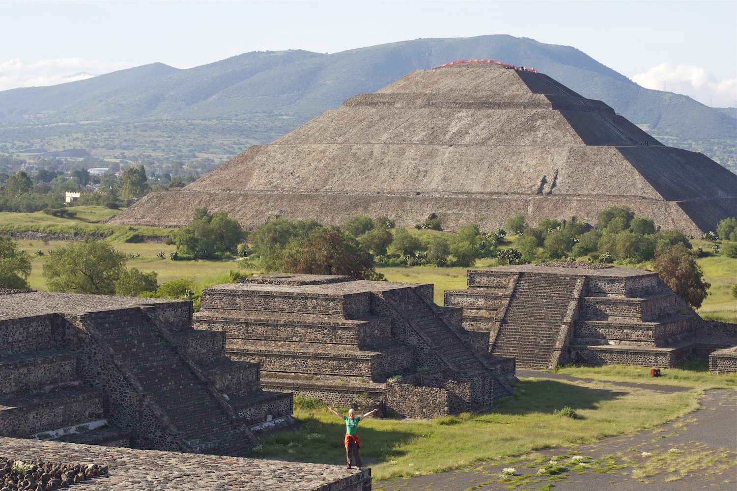 Carmen vor der Sonnenpyramide in Teotihuacan, Mexiko