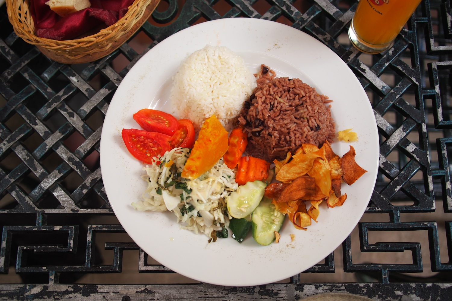 typisch kubanisches Essen - viel Reis, Pommes und Gemüse